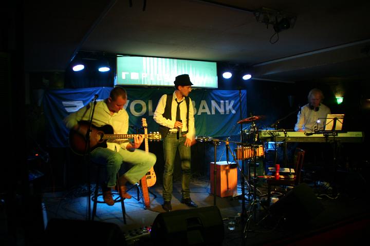 2008-11-28 M3_live at replugged 097.jpg